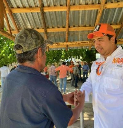 Jesús Nava promete a habitantes de La Huasteca servicios de salud y nuevos caminos