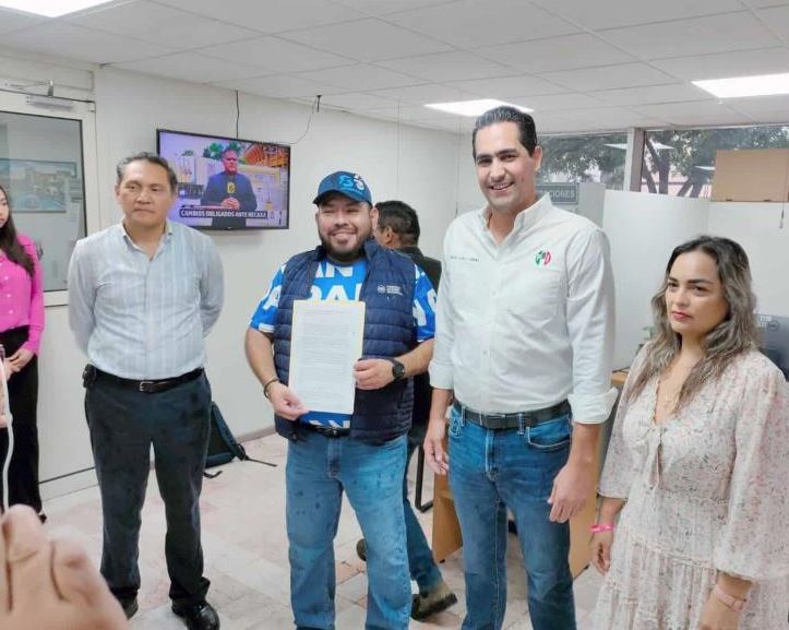 Denuncian a Samuel por placas colgadas