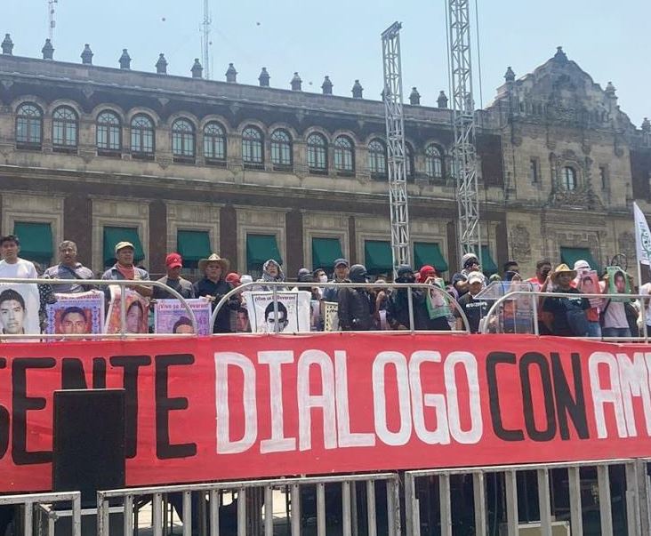 Recibirán a padres de los 43 en Palacio Nacional; levantan plantón