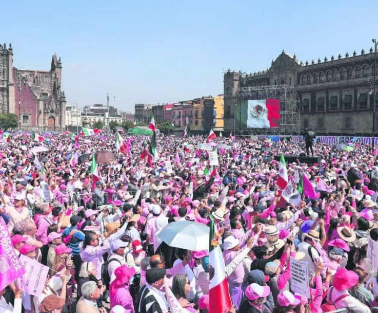 Se llena el Zócalo de una ‘ola’ multicolor