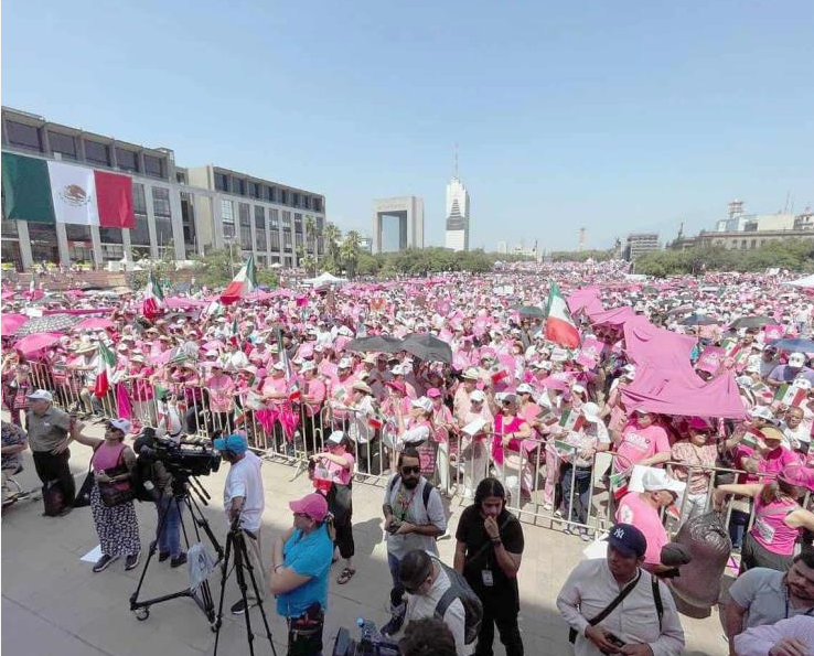 Acuden miles de regios a la manifestación ´Marea Rosa´