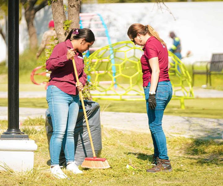 Refuerza SC labores de limpieza en plazas y parques
