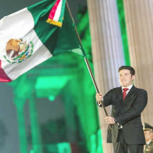 Celebran regios el Grito de Independencia bajo la lluvia