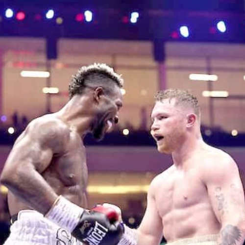 Vence «Canelo» Álvarez a William Scull en Arabia Saudita
