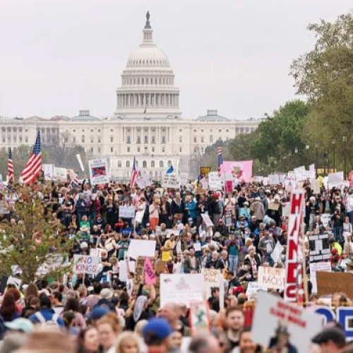 Masivas protestas ‘No Kings’ desafían a Donald Trump en todo EU