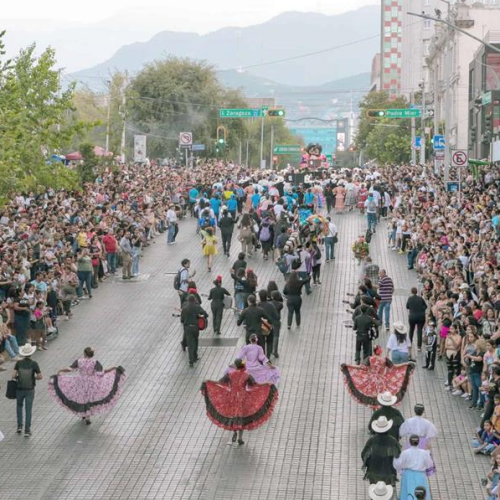 Se apoderan el arte, la música y la tradición de las calles