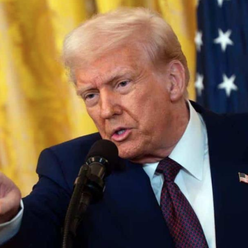 Veta Trump apoyo a escuelas que exijan vacunación contra el Covid