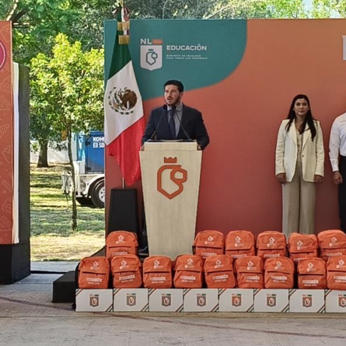 Entrega Samuel kits escolares y ofrece más seguridad
