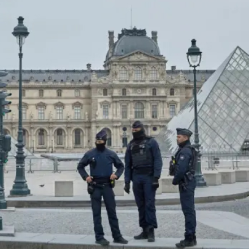Roban ´de película´ al Louvre en París