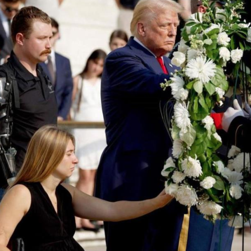 Termina ceremonia en Arlington en altercado con equipo de Trump