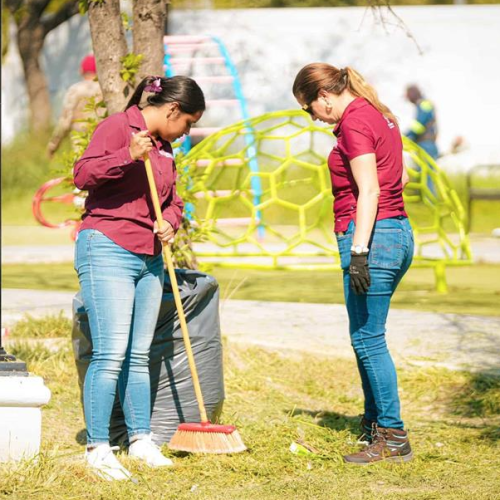 Refuerza SC labores de limpieza en plazas y parques