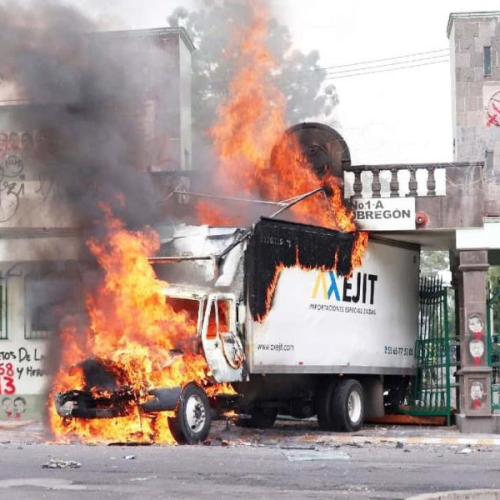 Atacan normalistas de Ayotzinapa el Campo Militar de la CDMX
