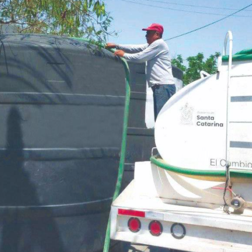 Empieza SC a abastecer los diversos tanques de agua estacionarios