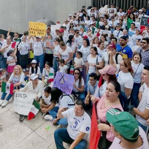 Reciben con protesta y pastel a Ministra Loretta Ortiz en Congreso