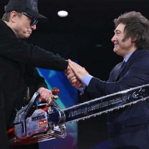 Regala Milei motosierra a su amigo Musk por recortes