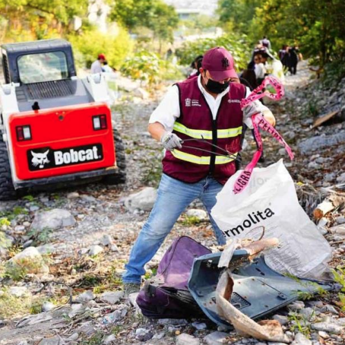 Realizan trabajos de desazolve en Santa Catarina