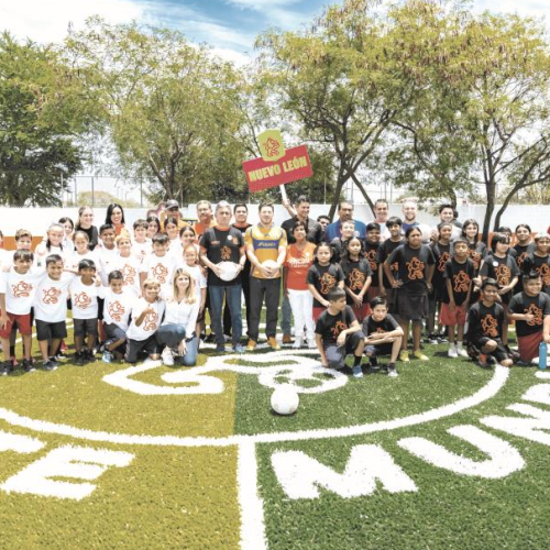 Entrega NL en un mes 146 canchas deportivas en planteles escolares