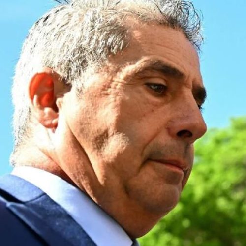 Empleado de Trump comparece por documentos secretos