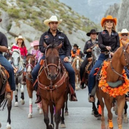 Asisten más de 700 jinetes a la Gran Cabalgata de Santa Catarina