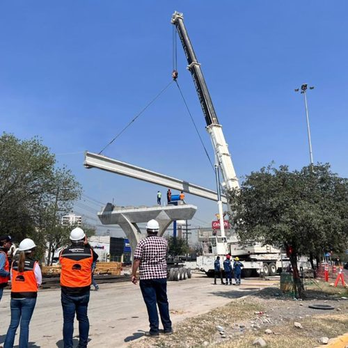 Colocan trabes en construcción del Mega Puente en Santa Catarina